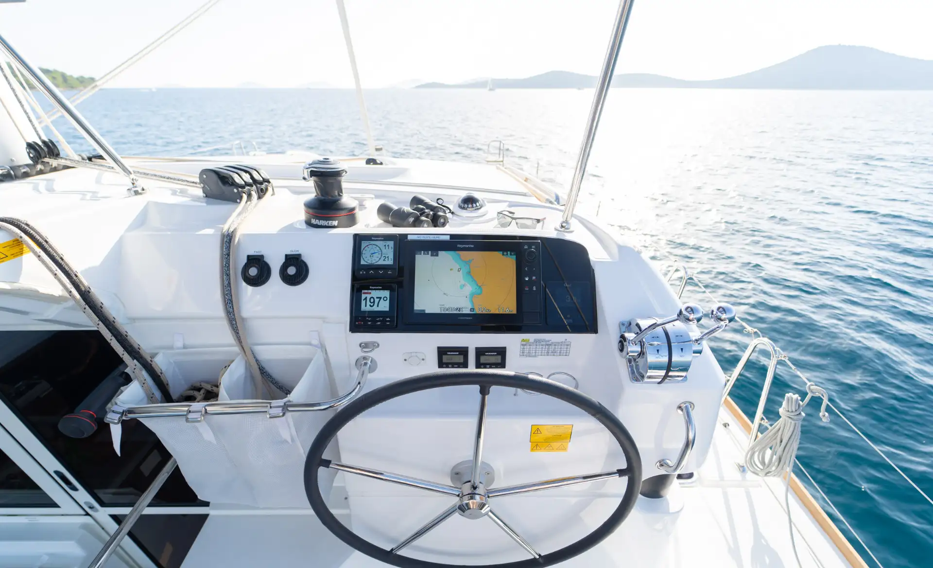 Segelkatamaran Steuerstand auf der Fly