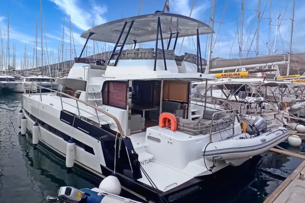 Motorkatamaran mieten: Bali 4.3 MY - Adventure