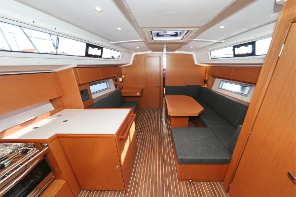 Bavaria C42 - Summertime Salon