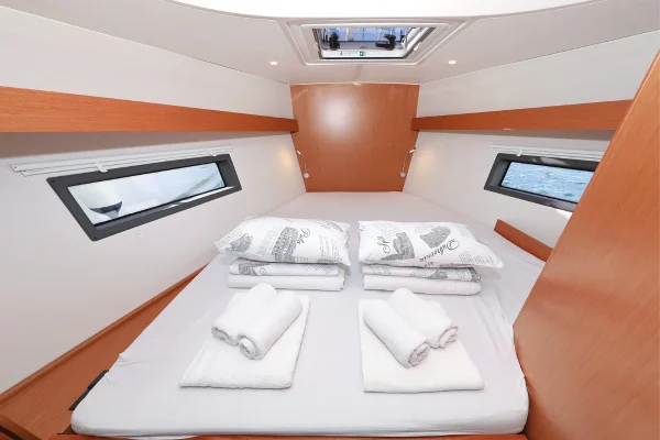 Bavaria C42 - Summertime Bugkabine