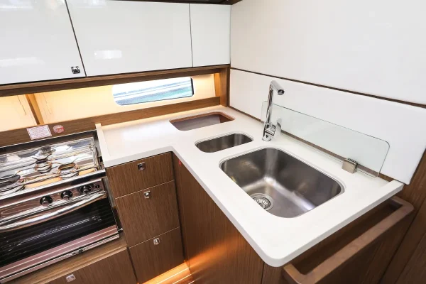 Segelboot Charter: Bavaria C46 - Lana Küche