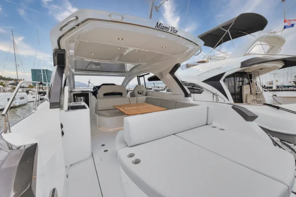 Motoryacht Charter: Gran Turismo 41 - Miami Vice