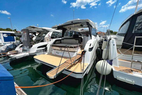 Motoryacht Charter: Bavaria SR36 HT - Tokyo