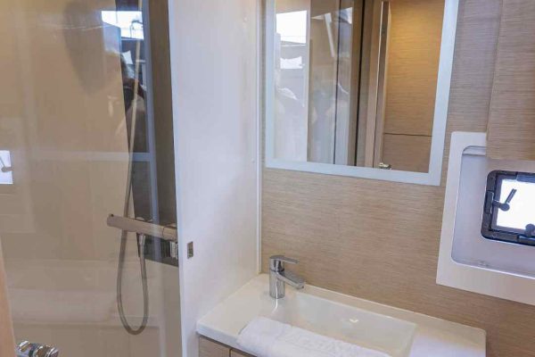 Motorkatamaran Chartern Kroatien