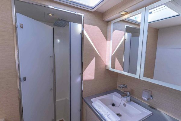 Motorkatamaran Chartern Kroatien