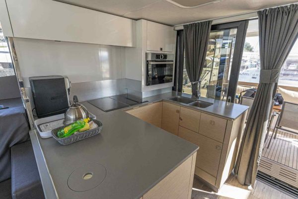 Motorkatamaran Chartern Kroatien