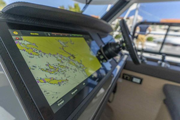 Motorkatamaran Chartern Kroatien