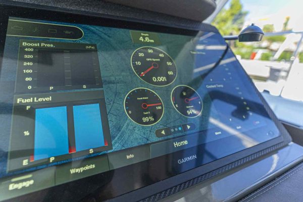 Motorkatamaran Chartern Kroatien