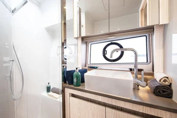 Sealine C390 - Tireless Bad