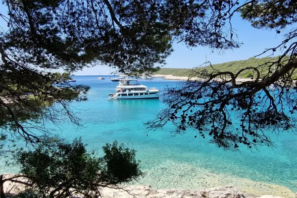 Motorkatamaran chartern Kroatien