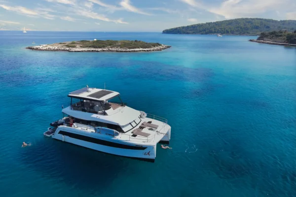 Motorkatamaran in Sibenik chartern: Fountaine Pajot MY 44 - Alpha Centauri
