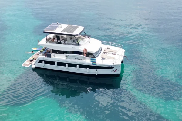 Motorkatamaran chartern