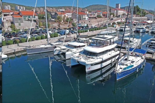 Motorkatamaran Chartern Kroatien