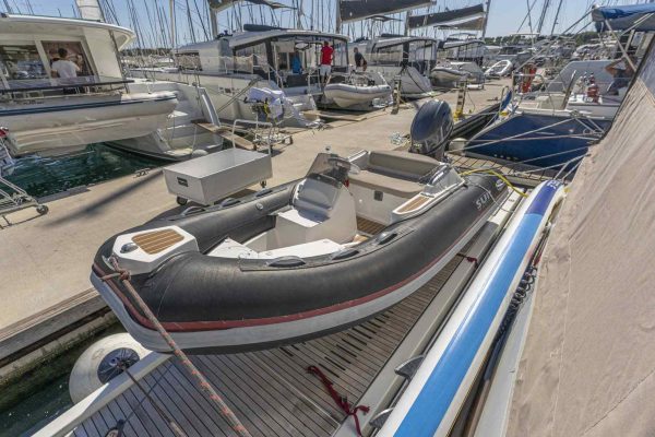 Motorkatamaran Chartern Kroatien