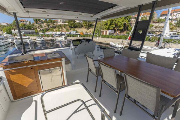 Motorkatamaran Chartern Kroatien