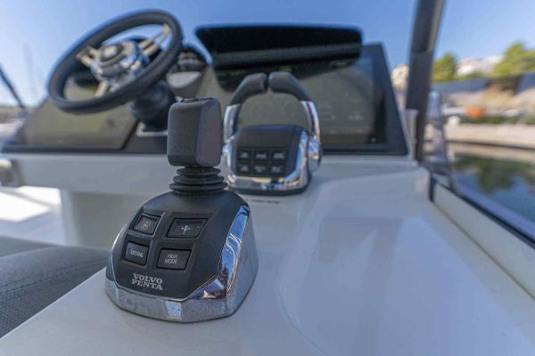 motorkatamaran-chartern-kroatien-21