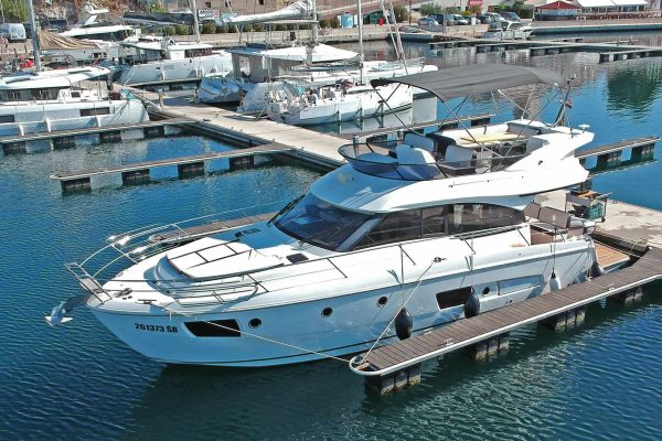Motoryacht mieten: Bavaria Virtess 420 Fly - Captain Blue