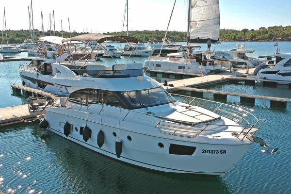 Bavaria Motoryacht mieten- VIRTESS 420 Fly