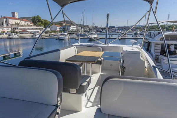 yacht-chartern-kroatien-bavaria-42-fly-26